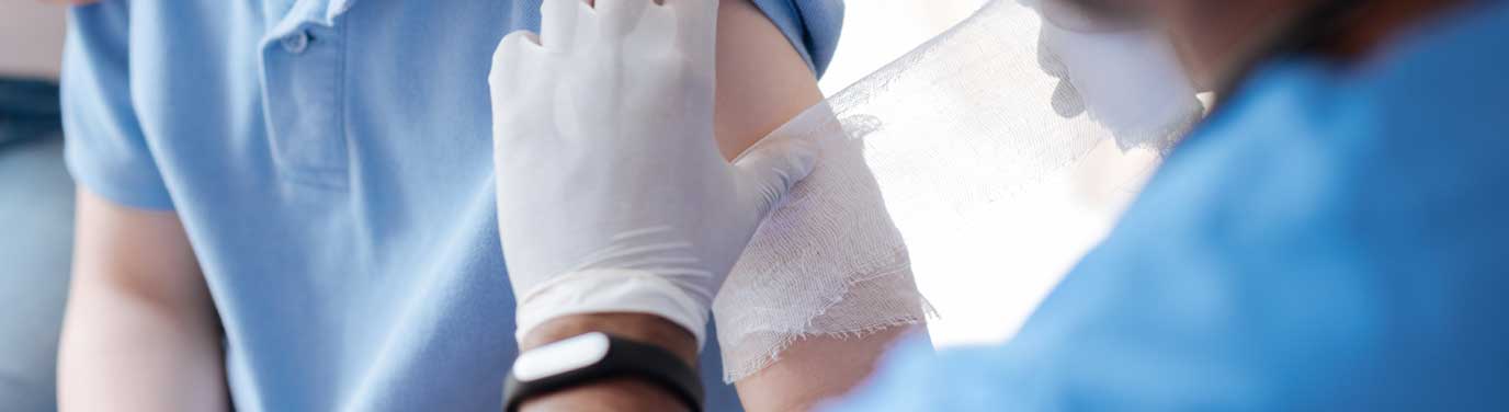 Titelbild Notfallversorgung Close up of hand that being dressed the bandage