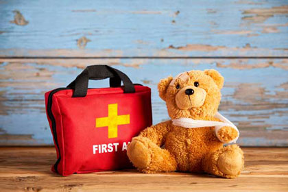 Teddy mit verletztem Arm und Erste Hilfe Tasche